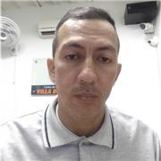 Profesor de física imparte clases a estudiantes de colegio y universidad